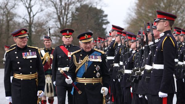 Obiceiul bizar al regelui Charles al III-lea. De ce refuză să bea apă între mese și de ce își poartă cu el amigdalele într-un borcan