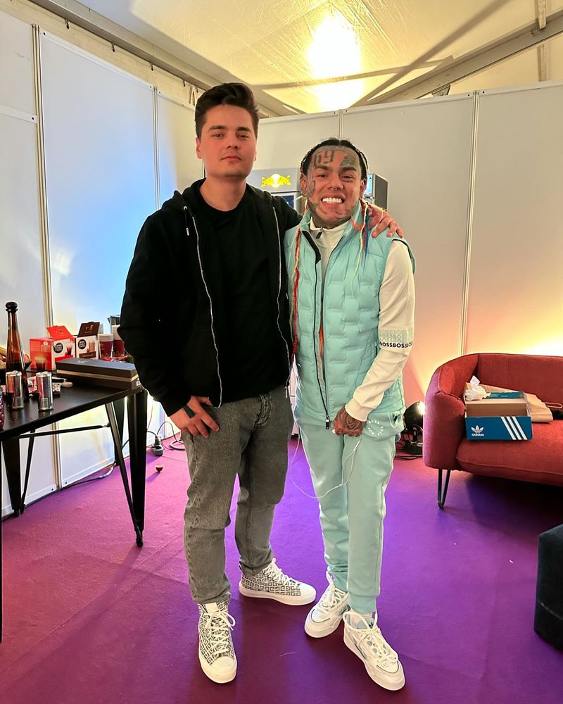 Cât costă pantoful aruncat de 6ix9ine la Beach, please? Suma uriașă pe care o cere românul care l-a recuperat