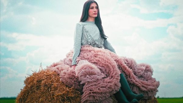 VIDEOCLIP: Alina Eremia - Cine-i Focul, Cine-i Apa