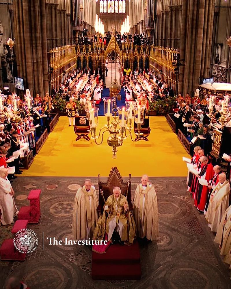 Primele imagini de la încoronarea Regelui Charles al III-lea. Motivele pentru care cei doi suverani au purtat veșminte în nuanțe de alb