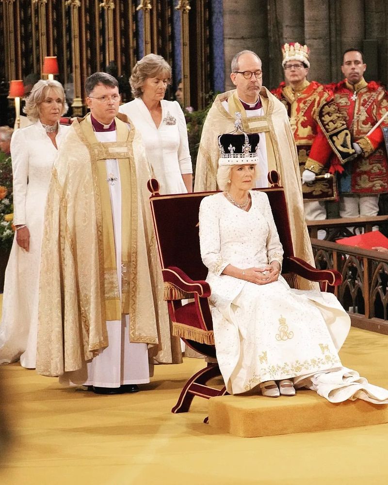 Camilla Parker, panicată după ce corona ei era pe punctul de a pica la ceremonia de încoronare