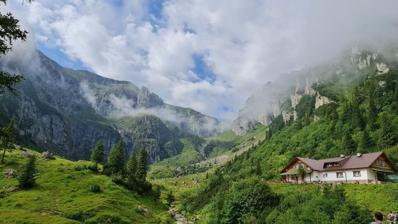 Cel mai frumos loc din România: Cabana este amplasată într-un decor spectaculos