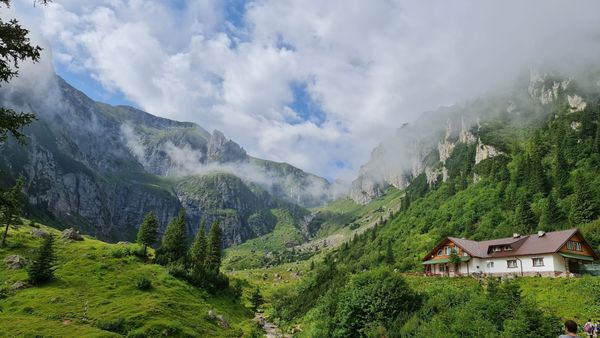 Cel mai frumos loc din Rom&acirc;nia: Cabana este amplasată &icirc;ntr-un decor spectaculos