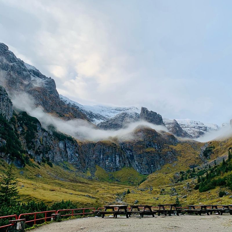 Cel mai frumos loc din România: Cabana este amplasată într-un decor spectaculos