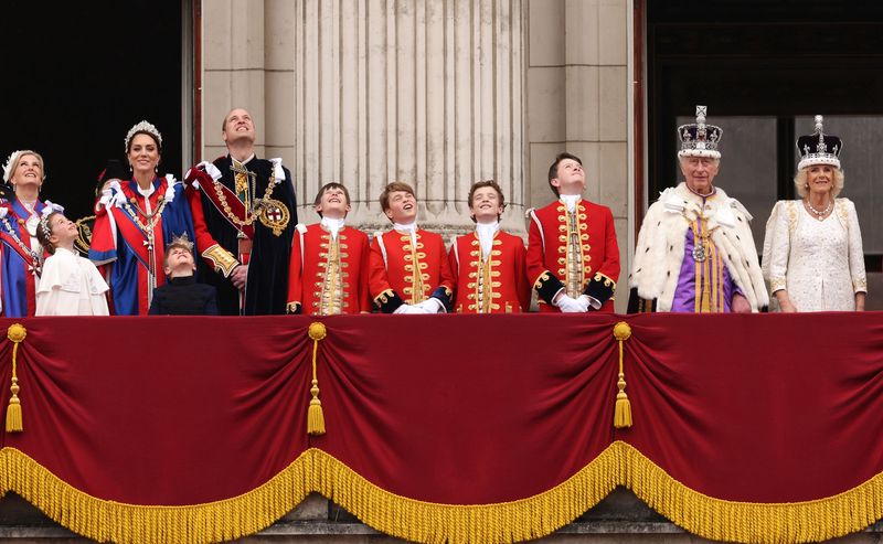 Lordul Oliver alaturi de printul William la balcon