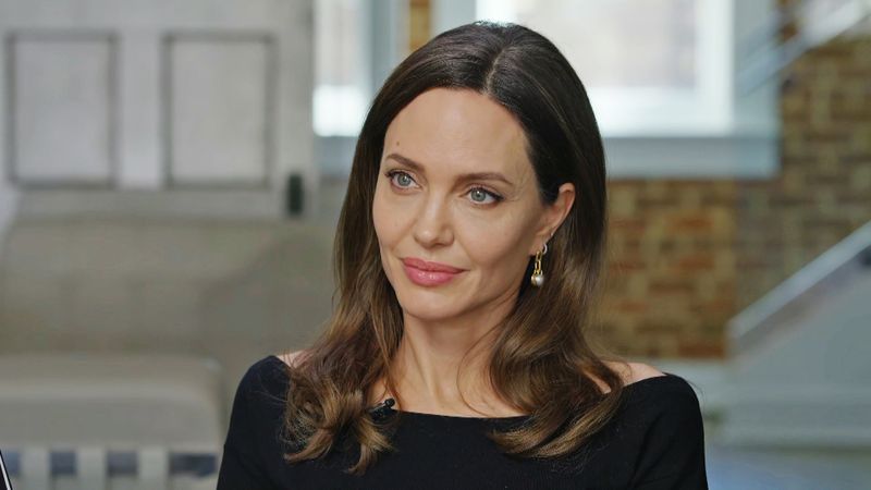 Angelina Jolie, mesaj dureros la 15 ani de la moartea mamei sale