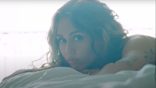 Miley Cyrus a lansat videoclipul piesei "Jaded", extrasă de pe cel mai nou album al său, "Endless Summer Vacation"