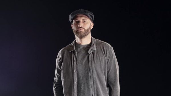 "Nu-mi vine să cred, tu vii să-mi pupi m&acirc;na?". Mihai Bendeac, &icirc;n genunchi &icirc;n fața lui Florin Piersic. Ce i-a spus marelui actor - VIDEO