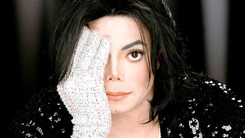 Ținutele purtate de Michael Jackson au fost considerate iconice de-a lungul carierei sale. Motivul ireal pentru care regele muzicii pop purta o singură mănușă albă