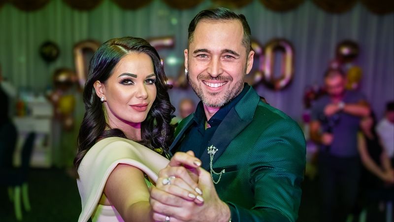 &bdquo;O să mă uit altfel de acum &icirc;nainte &icirc;n oglindă&rdquo;. Dinu Maxer a ajuns din nou pe m&acirc;inile medicului estetician