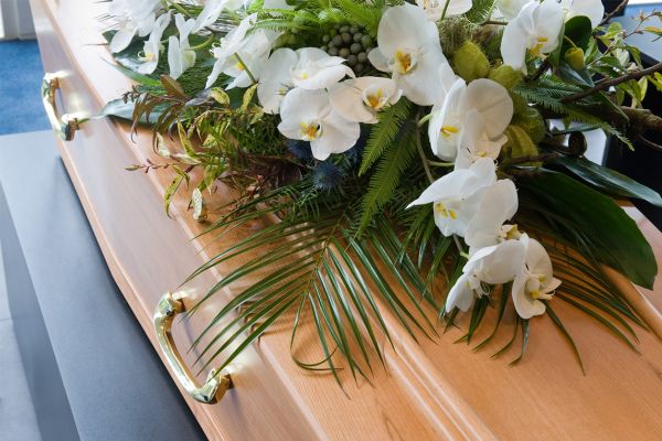 Servicii funerare de &icirc;ncredere: Cum să selectezi cea mai potrivită firmă de pompe funebre