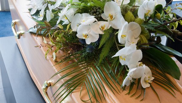 Servicii funerare de încredere: Cum să selectezi cea mai potrivită firmă de pompe funebre