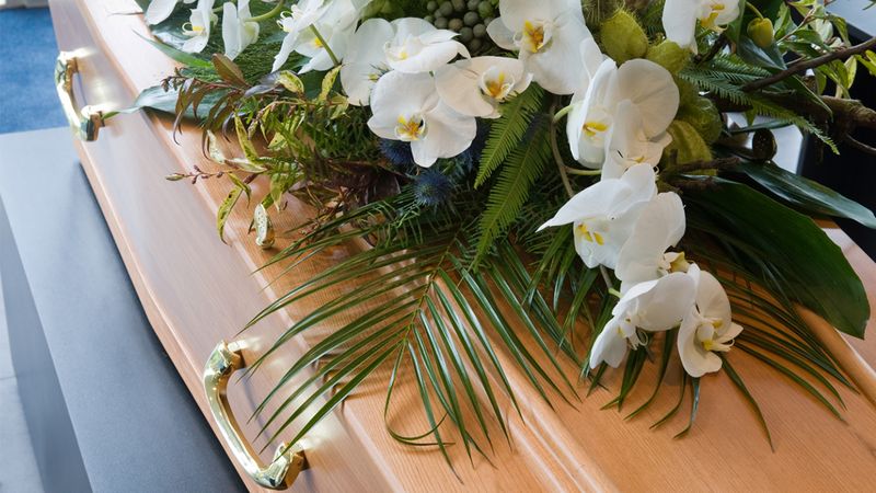 Servicii funerare de &icirc;ncredere: Cum să selectezi cea mai potrivită firmă de pompe funebre