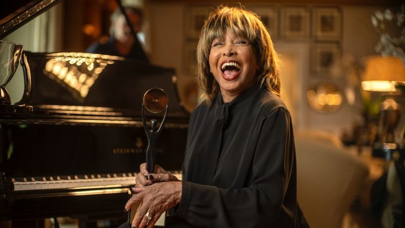&bdquo;Nu mă puteam ţine pe picioare. Mi-era prea ruşine să cer ajutor&rdquo;. Tina Turner a vrut să se sinucidă din cauza problemelor de sănătate