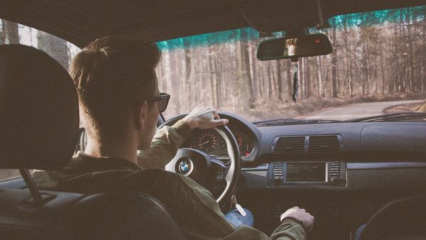 Reguli noi pentru șoferii din Rom&acirc;nia! &Icirc;nmatricularea și radierea autovehiculelor s-ar putea face online