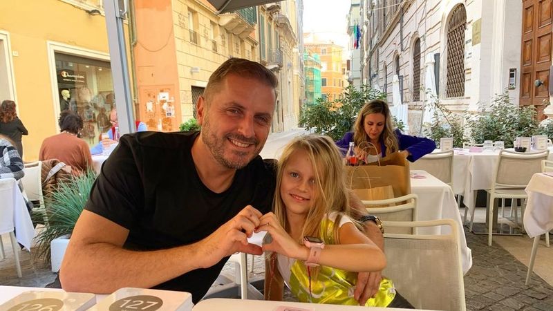 Greeg, de la &ldquo;Dimineața pe doi cu Greeg și Cernat", un tătic devotat. C&acirc;nd nu se dedică activității de om de radio și TV, acesta petrece timp de calitate cu fetița sa, Emma;  "&Icirc;n fiecare seară discutăm despre planete, stații spațiale"