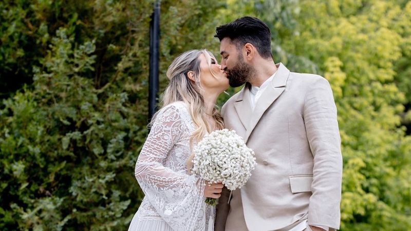 Cum și-au făcut apariția socrii Ginei Pistol la nunta vedetei cu Smiley! Mama c&acirc;ntărețului, mai ceva ca vedetele de la Hollywood