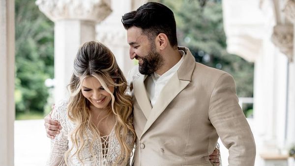 Unde și-au primit invitații Smiley și Gina Pistol! Mirii au dat clasă cu locația și aranjamentele florale: "A fost odată ca niciodată un loc frumos, ca-n povesti!"