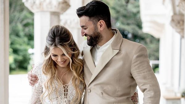 Gina Pistol, ravisantă în cea de-a doua rochie pe care a purtat-o la petrecerea de nuntă! Vedeta a strălucit la propriu