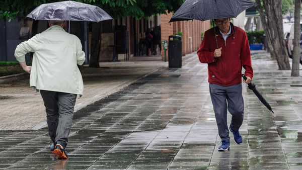 Nu scăpăm de vremea schimbatoare! Cod galben de ploi torenţiale, cu descărcări electrice, grindină şi intensificări ale v&acirc;ntului