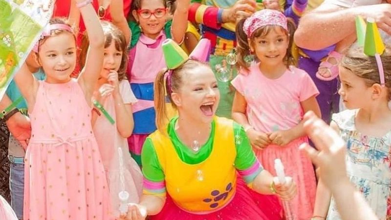 &bdquo;Fetița Zurli mi-a adus vindecare&rdquo;. Actrița Vero Căliman a rămas fără tată la 7 ani, &icirc;nsă suferința nu o &icirc;mpiedică se le aducă celor mici z&acirc;mbetul pe buze