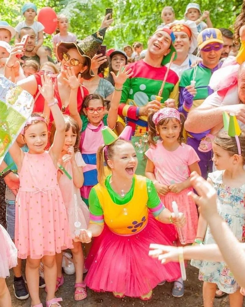 „Fetița Zurli mi-a adus vindecare”. Actrița Vero Căliman a rămas fără tată la 7 ani, însă suferința nu o împiedică se le aducă celor mici zâmbetul pe buze