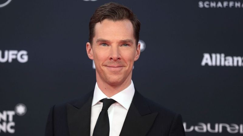 &bdquo;Știu că te-ai mutat aici, sper că vei arde&rdquo;. Un bărbat a intrat pe proprietatea lui Benedict Cumberbatch și i-a amenințat familia