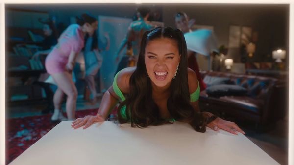 Antonia a lansat videoclipul piesei "Late Night Feelings"