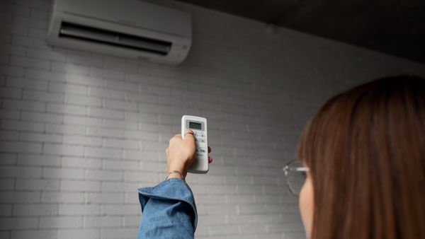 C&acirc;t consumă un aparat de aer condiționat pe oră?