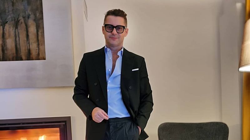 Adi S&icirc;nă, implicat &icirc;ntr-o situație neplăcută! Artistul este acuzat că a &icirc;ncasat bani pentru o nuntă la care nu s-a mai prezentat: "Pe noi ne-a lăsat amanet cu nouă zile &icirc;nainte"