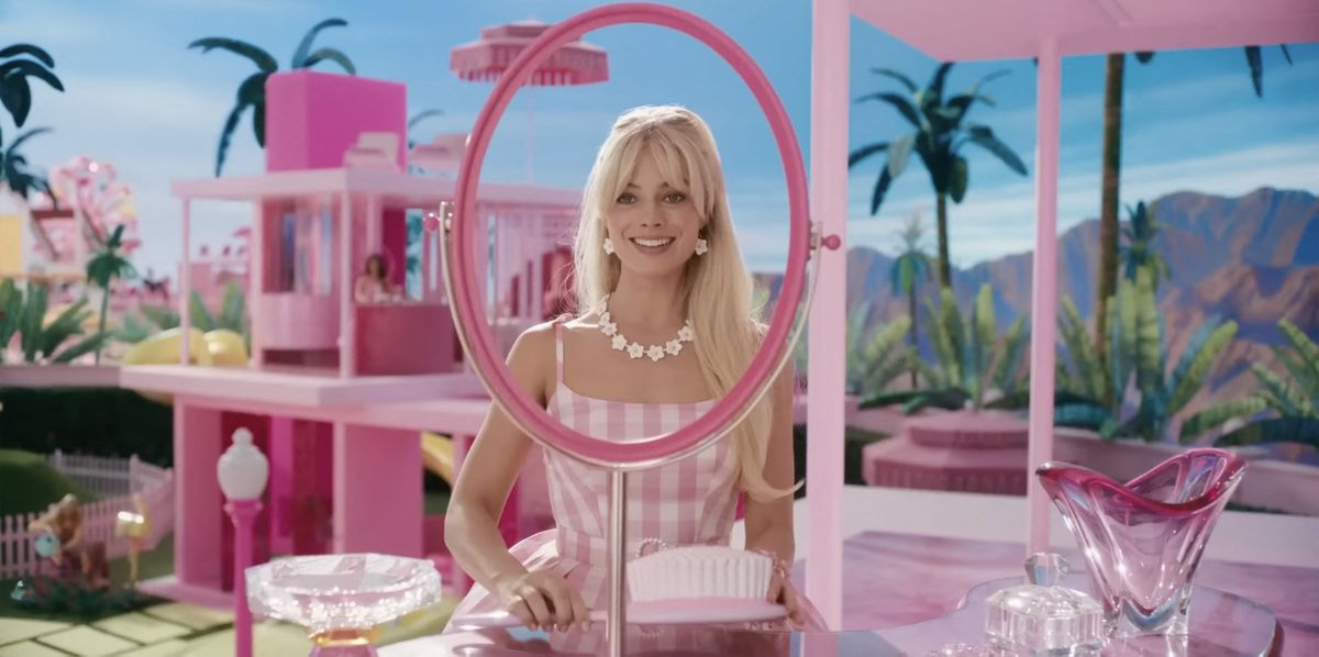 Filmul Barbie vopsea roz