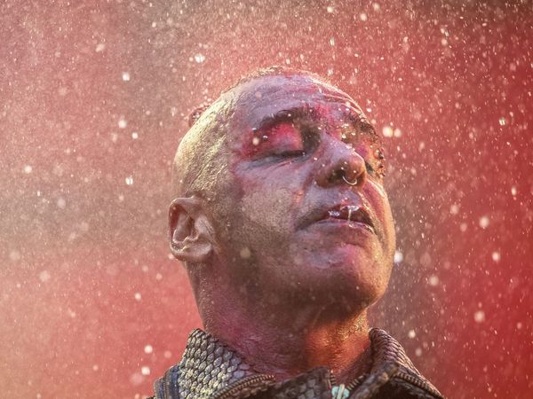 Imagini cu un puternic impact vizual! Solistul formaţiei Rammstein, acuzat de agresiuni de către două femei