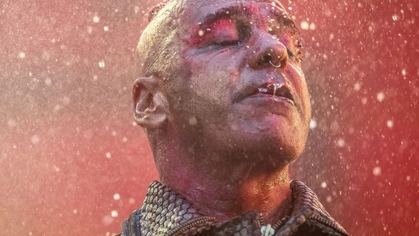 Imagini cu un puternic impact vizual! Solistul formaţiei Rammstein, acuzat de agresiuni de către două femei