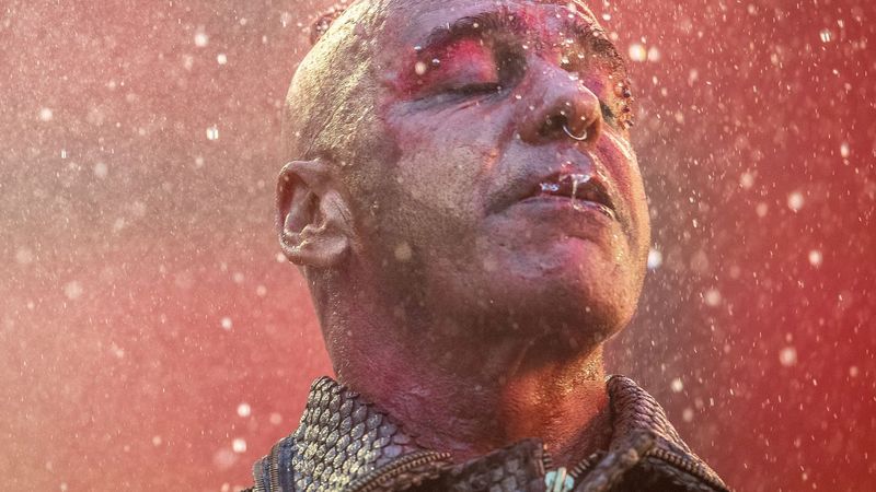 Imagini cu un puternic impact vizual! Solistul formaţiei Rammstein, acuzat de agresiuni de către două femei
