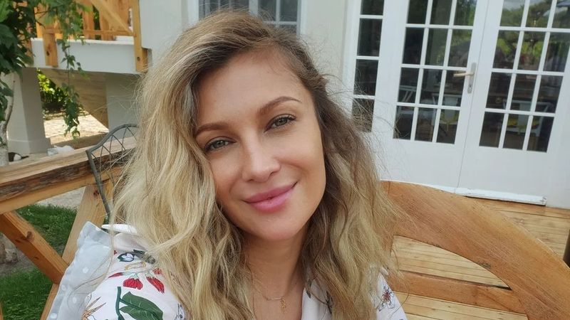 Lora, despre experiența care i-a lăsat multe răni ad&acirc;nci &icirc;n suflet: "Nu există timp care să poată să diminueze suferința care te macină pe interior"