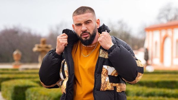 &bdquo;Ce-i de r&acirc;s? Se urcă &icirc;n 300.000&rdquo;. Dorian Popa, reacție surprinzătoare după ce un fan a &icirc;ncercat să urce &icirc;n noua sa mașină, fără să-i ceară voie