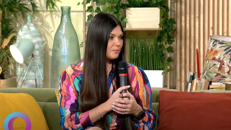 "De ce mă tot &icirc;ntrebați? Lucrurile care ți se &icirc;nt&acirc;mplă &icirc;n viața asta nu ai cum să le prevezi". Paula Seling, deranjată de &icirc;ntrebările despre divorțul de Radu Bucura. Artista a răbufnit, chiar &icirc;n direct, &icirc;n fața tuturor