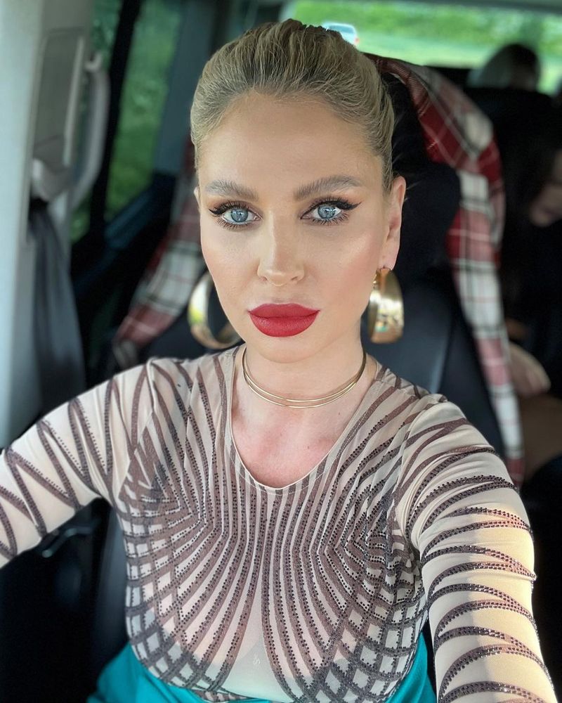 Val de reacții în mediul online după ce Andreea Bănică s-a fotografiat în lenjerie intimă, alături de fiul ei: „Eu oi fi învechită, dar ea este dusă”