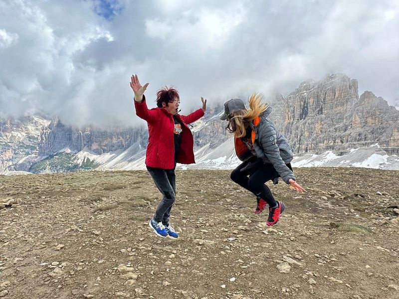 Delia și soacra ei, surprinse într-o ipostază jucăușă la munte: „Așa noră, așa soacră”. Cum se înțeleg cele două?