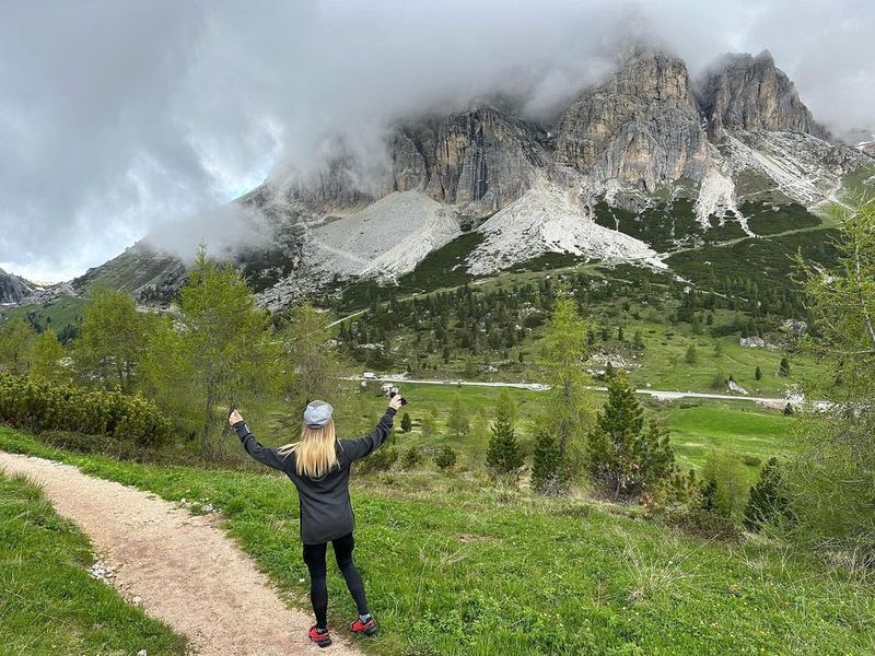 Delia și soacra ei, surprinse într-o ipostază jucăușă la munte: „Așa noră, așa soacră”. Cum se înțeleg cele două?