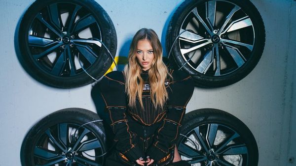 Delia și soacra ei, surprinse într-o ipostază jucăușă la munte: „Așa noră, așa soacră”. Cum se înțeleg cele două?