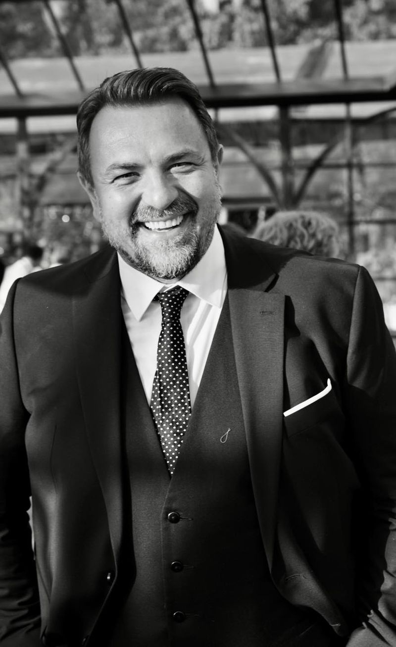 Horia Brenciu a căzut pe scenă