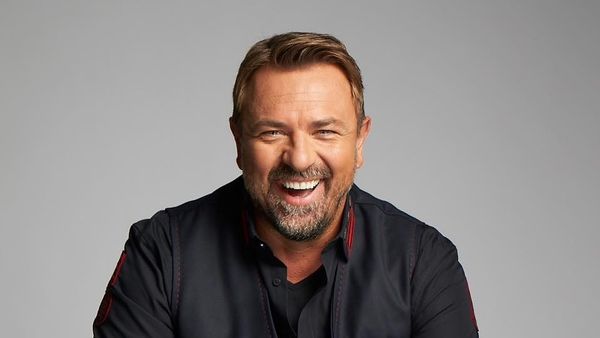 Horia Brenciu, protagonistul unui incident neașteptat chiar în timpul unui concert. Artistul a căzut de pe scenă: "N-am crezut. M-am mirat când m-am ridicat!" - VIDEO