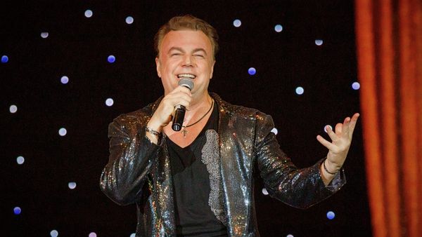  Este doliu în familia lui Adrian Enache! Tatăl lui a murit chiar înainte ca marele artist să urce pe scenă. Cu sufletul bucăți din cauza pierderii suferite, cântărețul nu a anulat reprezentația și a făcut spectacol: "Între momente, plângea în culise"