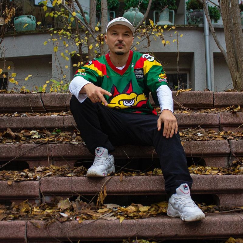 Puya, bombardat cu pantofi și adidași la un concert