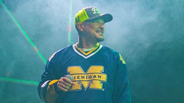 Puya, atacat cu pantofii și adidașii celor veniți să-i asculte piesele. Cum a reacționat artistul: "Oamenii sunt tot oameni, să nu uităm!" - VIDEO