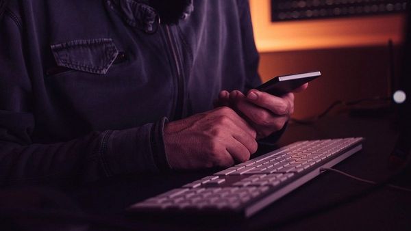 Procurorii DIICOT au descoperit o nouă escrocherie la noi &icirc;n țară! Apelul telefonic de care trebuie să te ferești. Nouă &icirc;nșelătorie &icirc;i lasă pe rom&acirc;ni fără bani