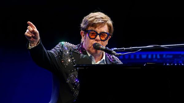 Elton John a susţinut la Glastonbury ultimul concert britanic din turneul de adio