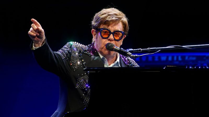 Elton John a susţinut la Glastonbury ultimul concert britanic din turneul de adio