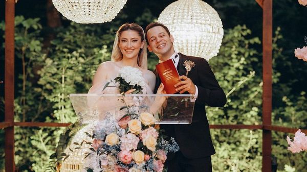 Cihan Șimșek, protagonistul serialului &rdquo;Totul pentru familia mea&rdquo;, s-a &icirc;nsurat cu Sinem Deniz.  Cuplul a spus &bdquo;DA&rdquo; fericirii pentru toată viața